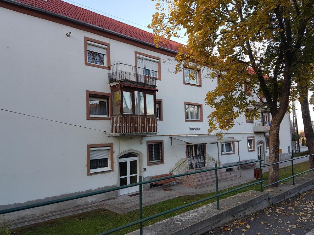 Kucko Apartman Berente Apartment Exterior photo